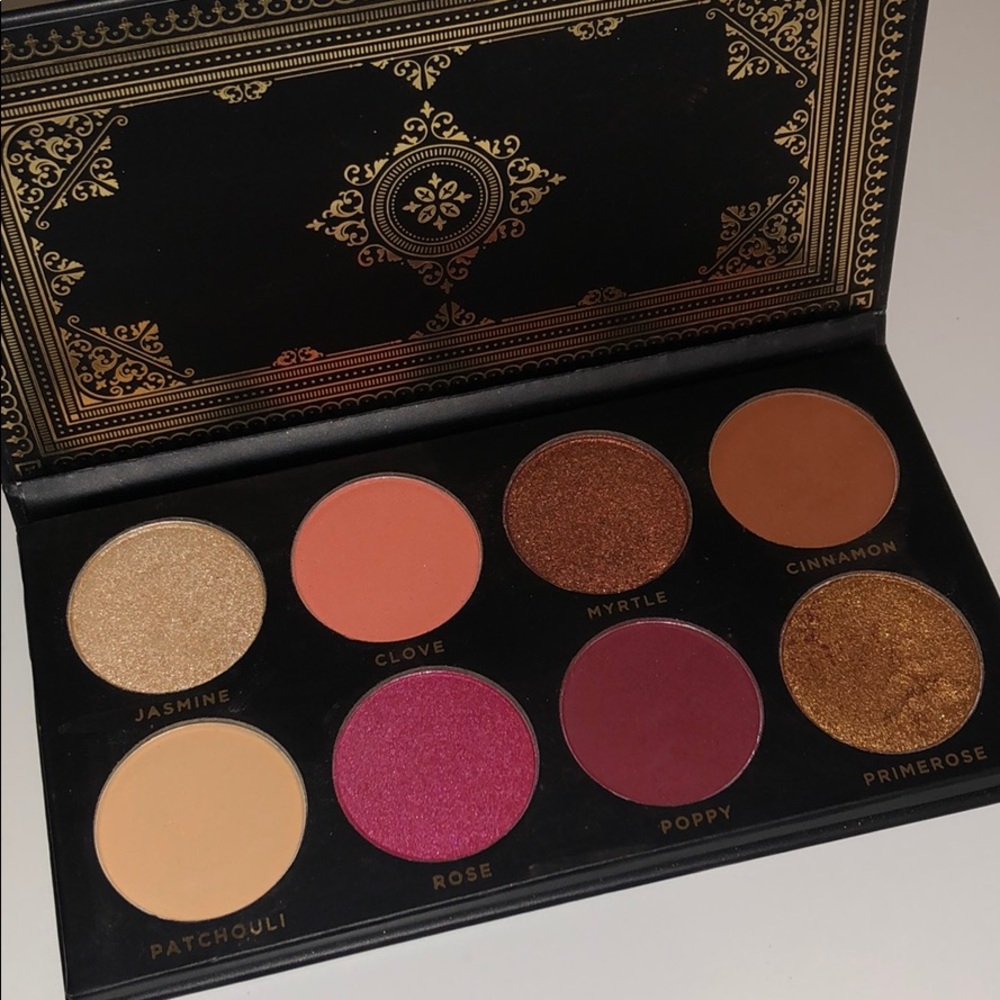 Ace Beaute Eyeshadow Palette